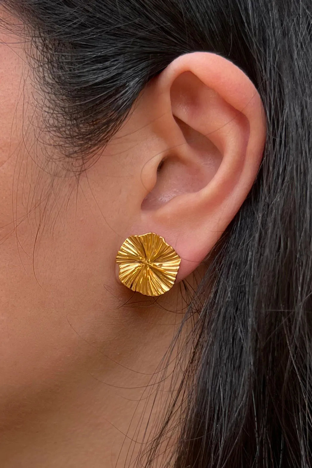 Boucles d'oreilles en acier inoxydable doré, design minimaliste en forme de fleur ronde striée Estelle, élégantes et résistantes à l'eau