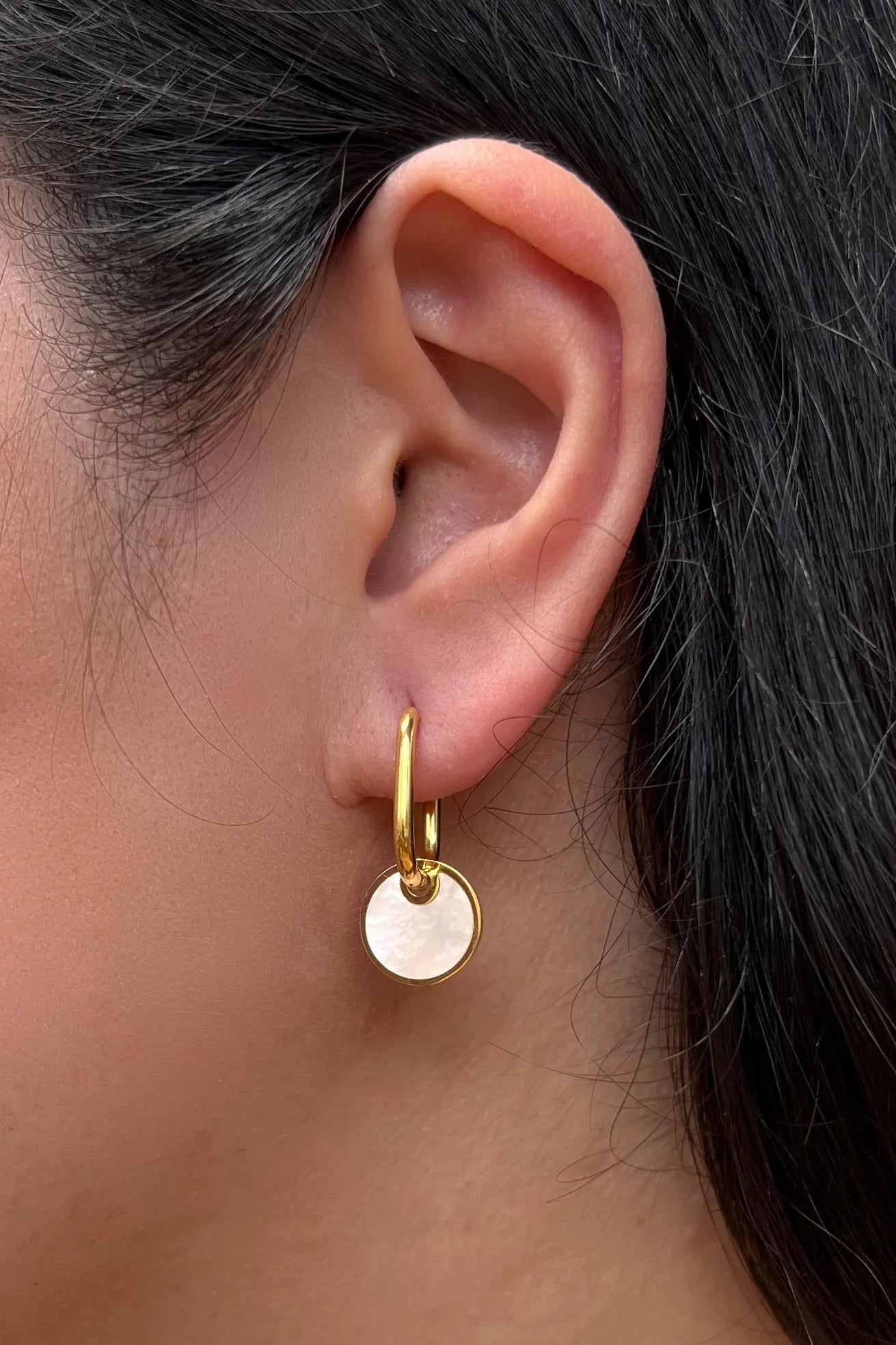 Boucles d'oreilles Anouk en acier inoxydable doré et nacré, design minimaliste avec médaillon personnalisable pour une touche élégante et raffinée