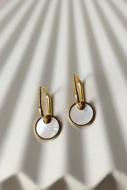 Boucles d'oreilles Anouk en acier inoxydable doré et nacré, design minimaliste avec médaillon personnalisable pour une touche élégante et raffinée