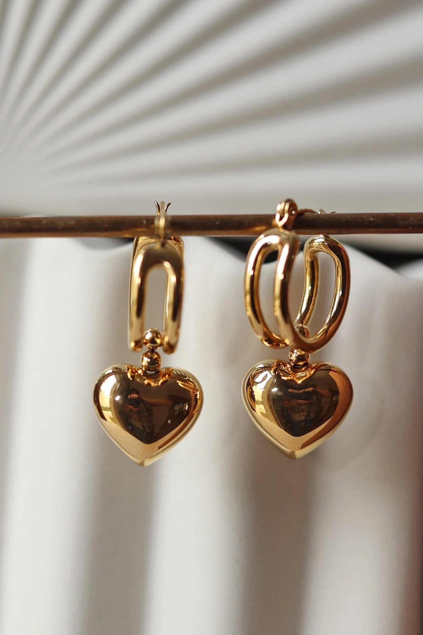 Boucles d'oreilles Coraline en acier inoxydable doré, design élégant en forme de cœur , parfaites pour une touche romantique et sophistiquée