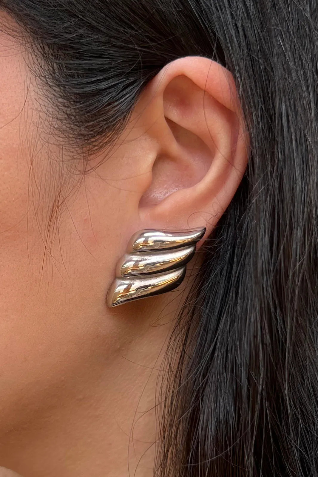 Boucles d'oreilles argent en forme d'ailes Kiara en acier inoxydable, élégantes et modernes.