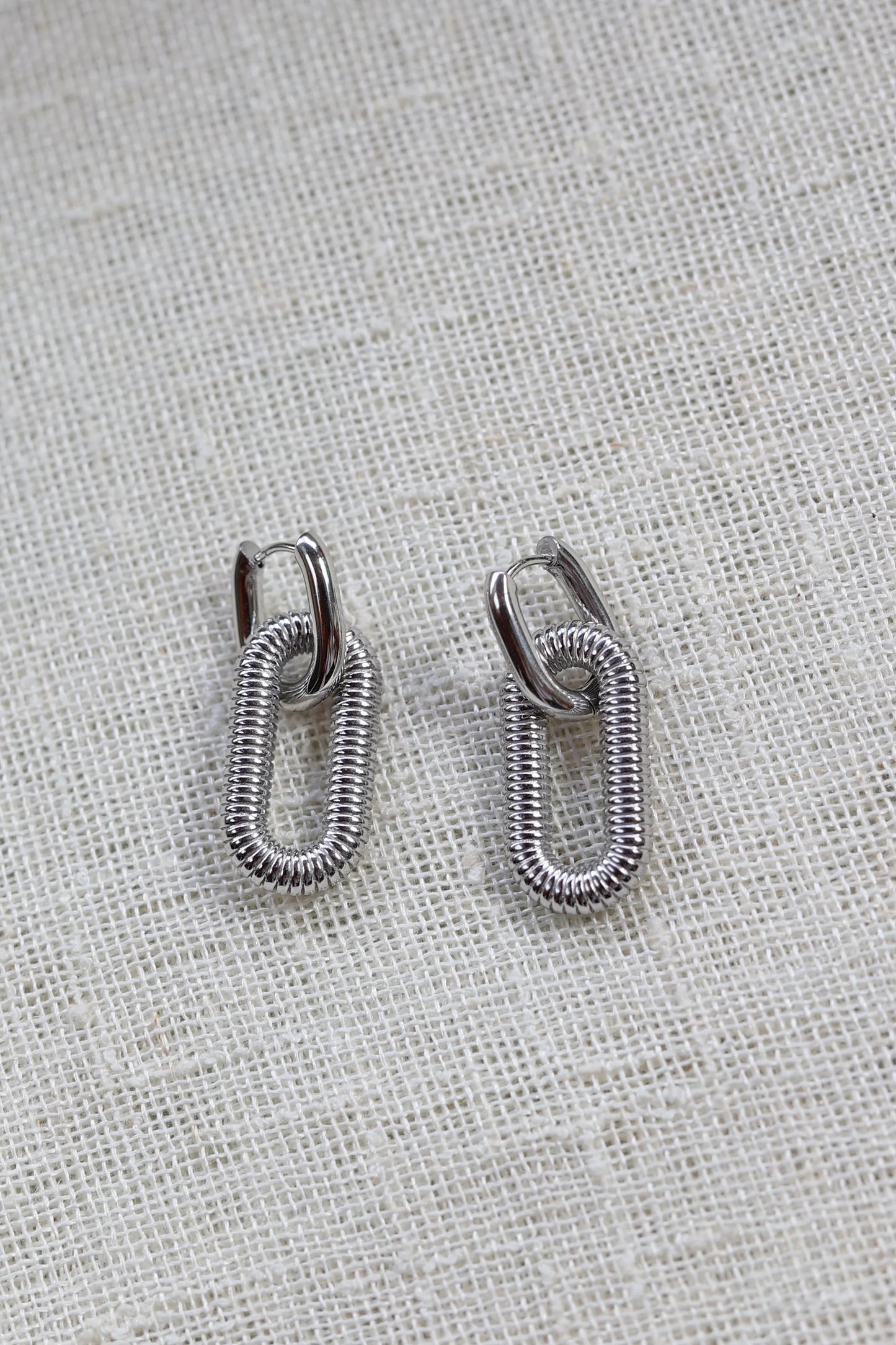 Boucles d'oreilles argenté Charlie en acier inoxydable, modulables et élégantes.