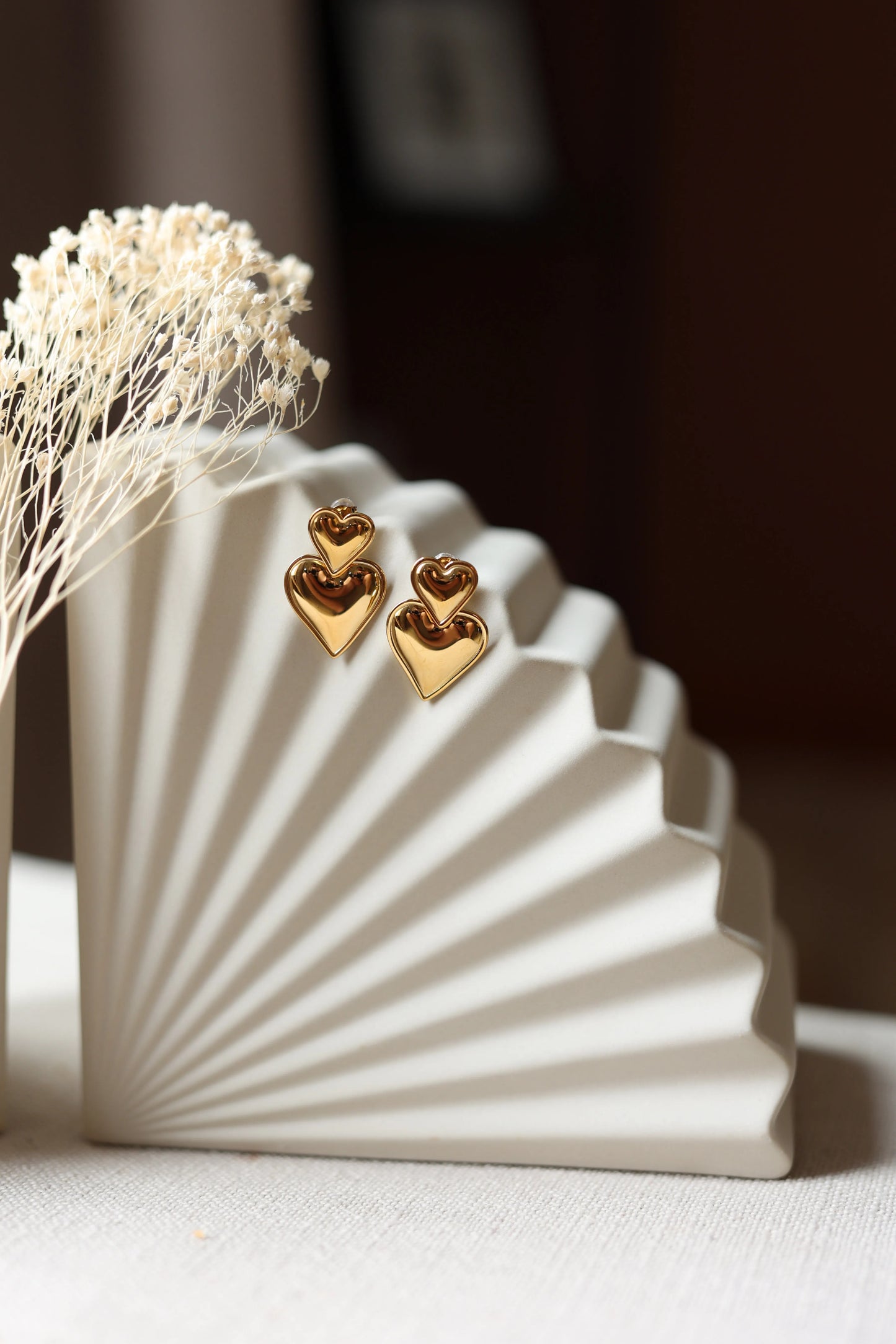 Boucles d'oreilles pendantes en forme de cœur en acier inoxydable doré Constance, minimalistes et élégantes, parfaites pour toutes les occasions