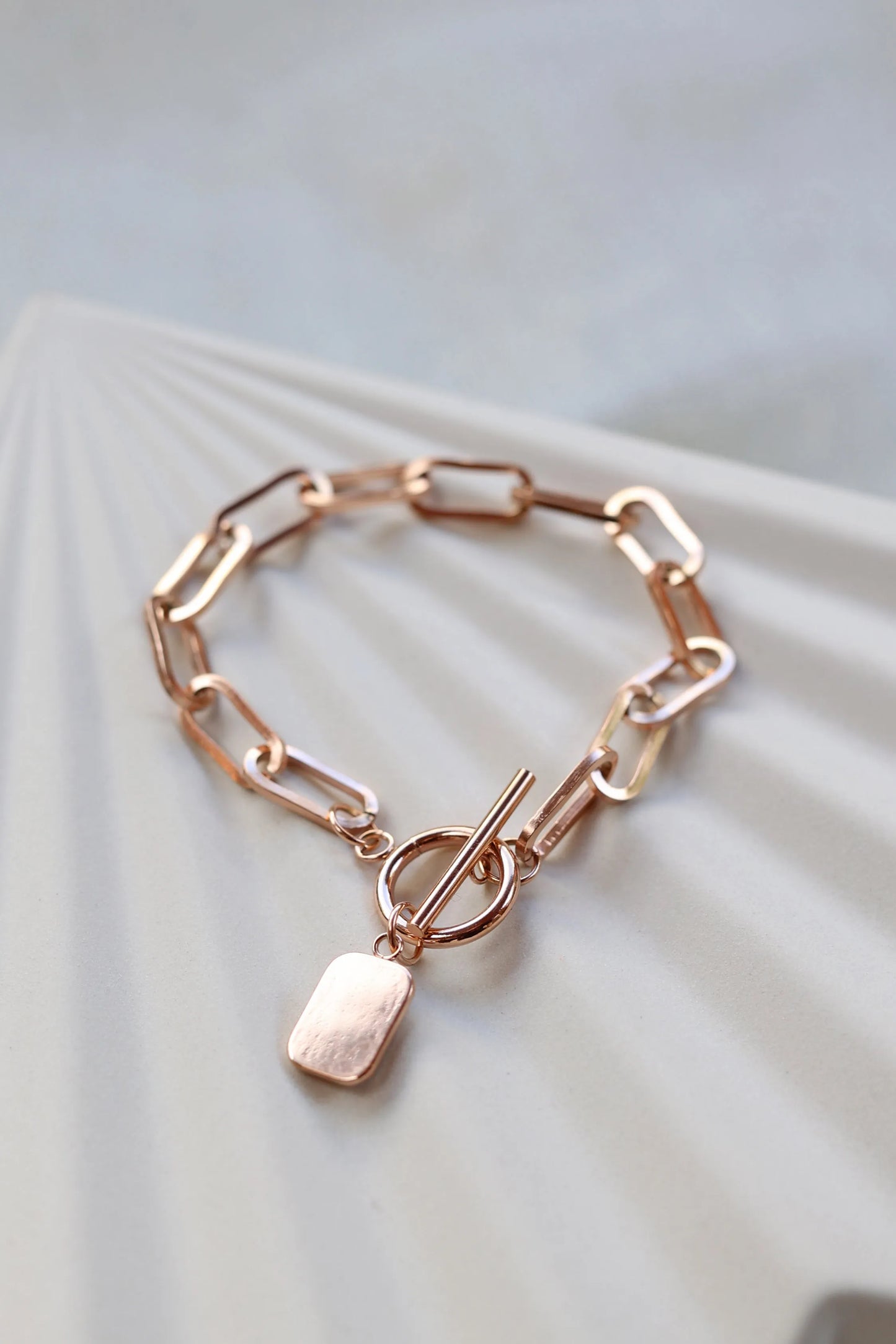 Bracelet en acier inoxydable avec breloque rectangle personnalisable Rebecca, disponible en plusieurs coloris, idéal pour un cadeau unique