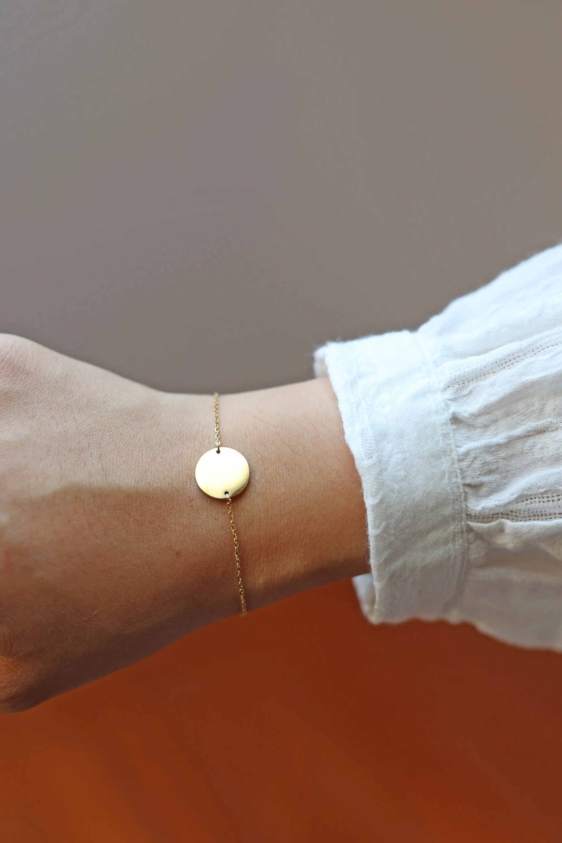 Bracelet personnalisable avec médaillon rond CAMILLE en acier inoxydable doré, hypoallergénique et résistant à l'eau, gravure sur les deux faces.