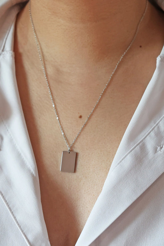 Collier médaille rectangle en acier inoxydable argent gravé MARGAUX