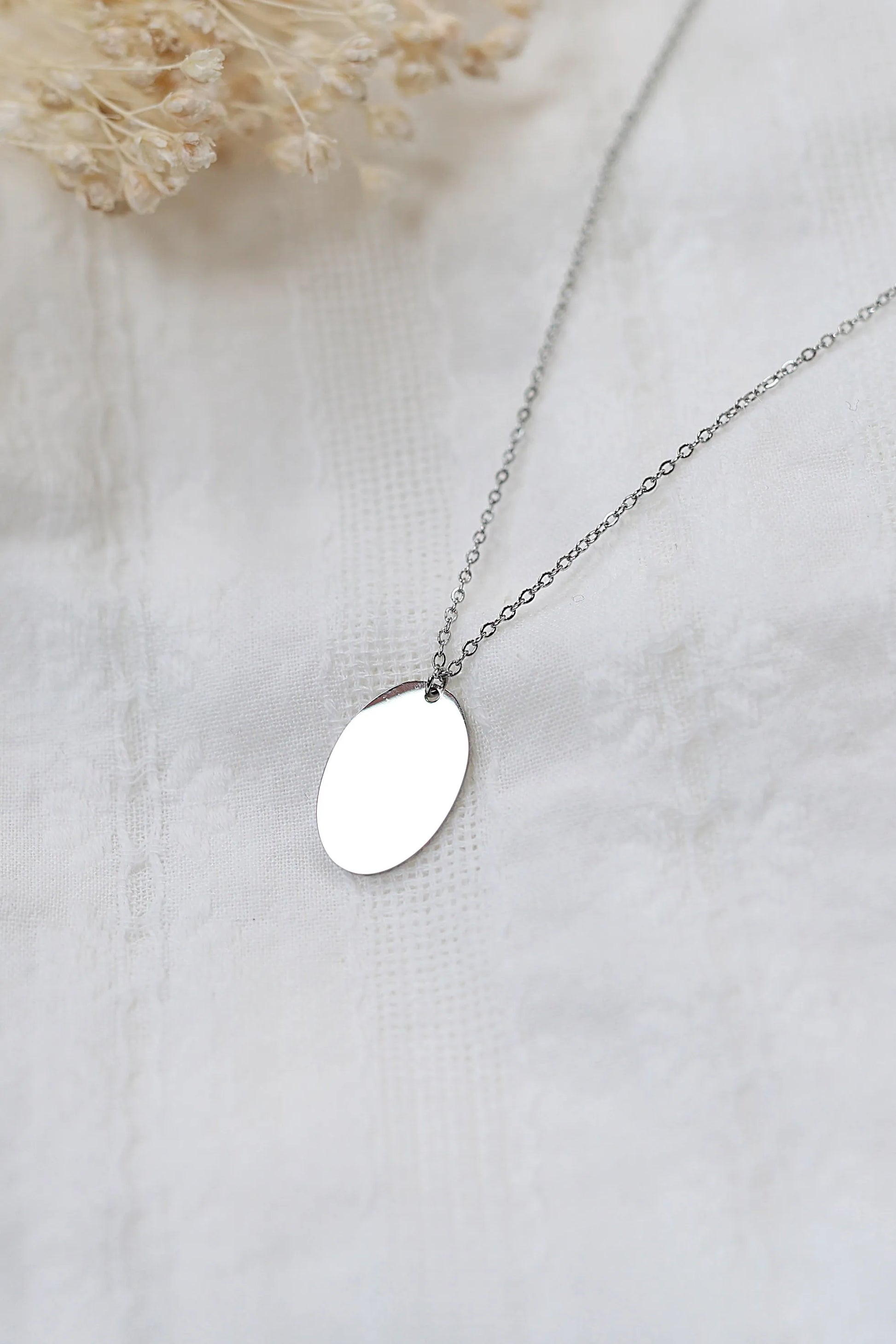 Collier médaille ovale en acier inoxydable argent personnalisable à graver MARGAUX