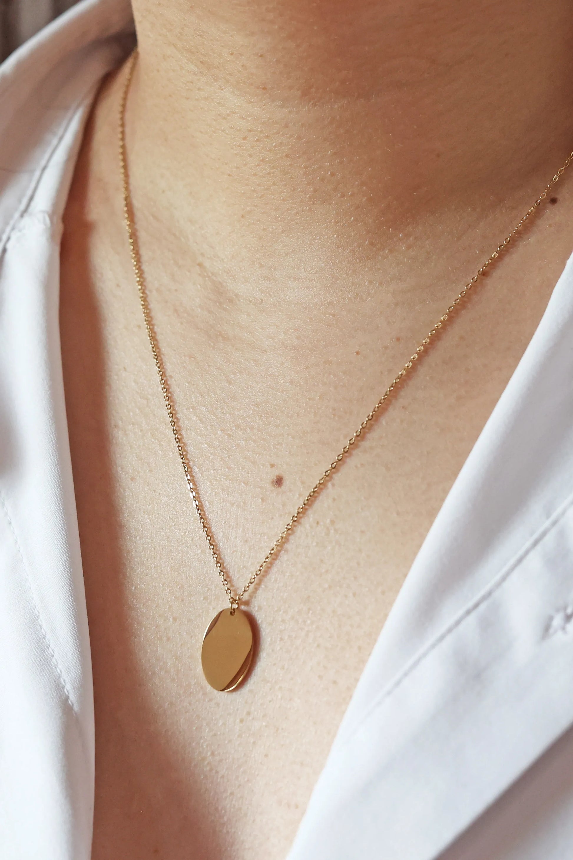 Collier médaille ovale en acier inoxydable personnalisable à graver MARGAUX doré