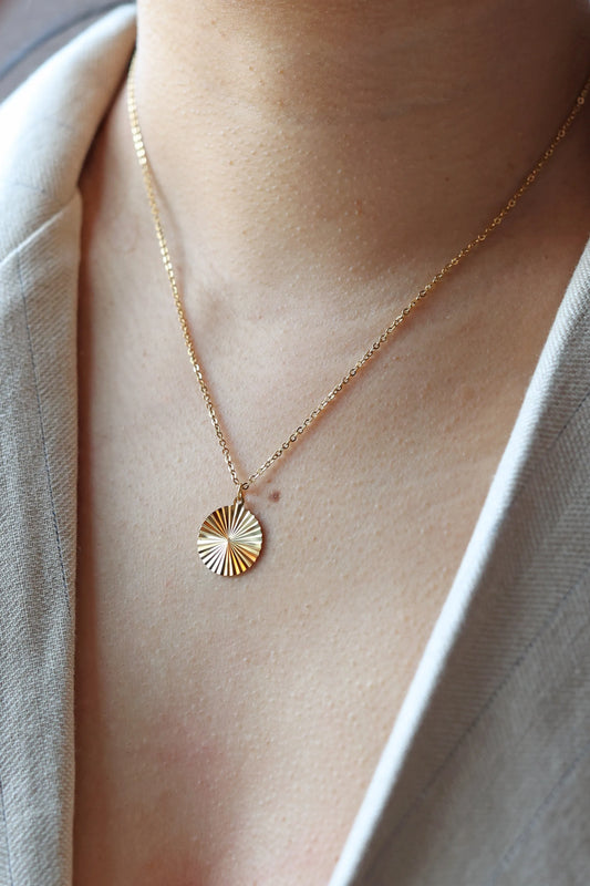 Collier pendentif rond doré Lola en acier inoxydable personnalisable, élégant et résistant, parfait pour un cadeau unique ou un souvenir précieux.