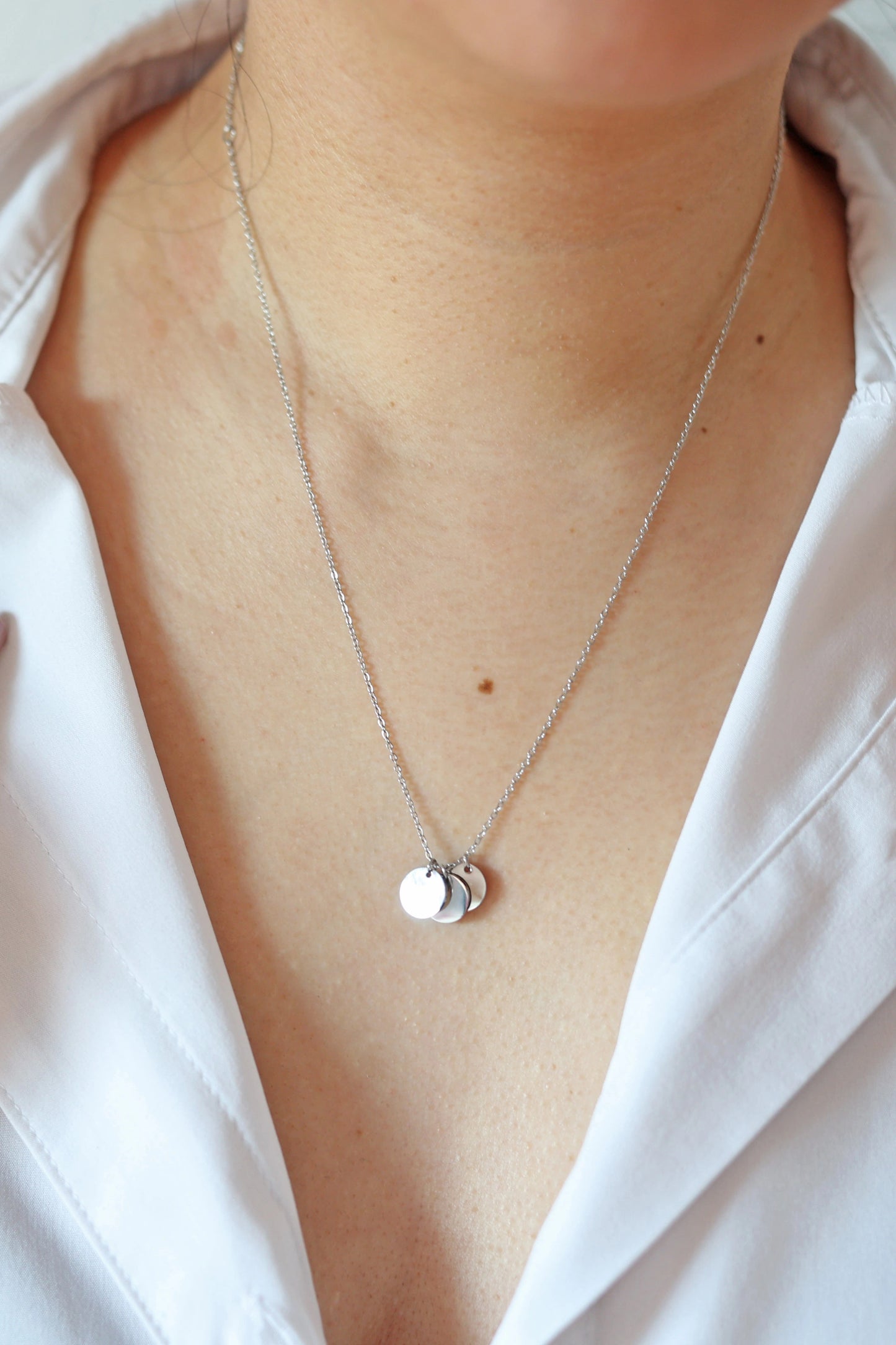 Collier personnalisé Emma en acier inoxydable avec médaillons gravés, bijou élégant et unique.