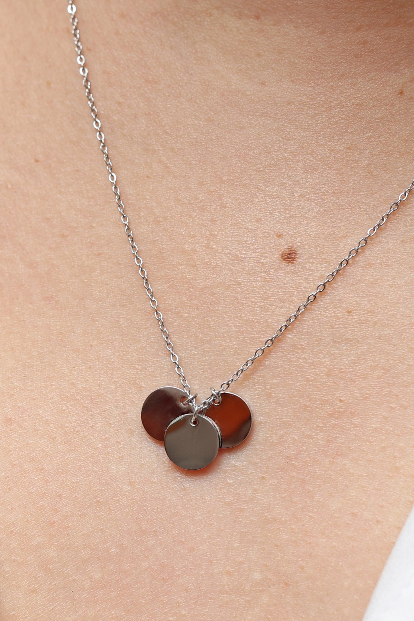 Collier personnalisé Emma en acier inoxydable avec médaillons gravés, bijou élégant et unique.