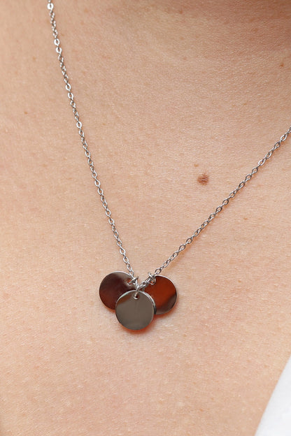 Collier personnalisé Emma en acier inoxydable avec médaillons gravés, bijou élégant et unique.