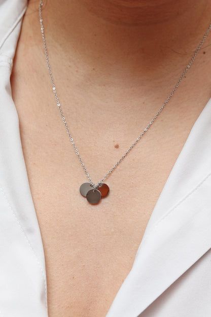 Collier personnalisé Emma en acier inoxydable avec médaillons gravés, bijou élégant et unique.