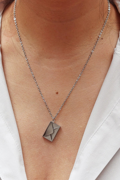 Collier enveloppe personnalisable en acier inoxydable argent avec gravure message secret LISE