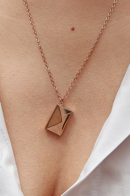 Collier enveloppe personnalisable en acier inoxydable or rose avec gravure message secret LISE