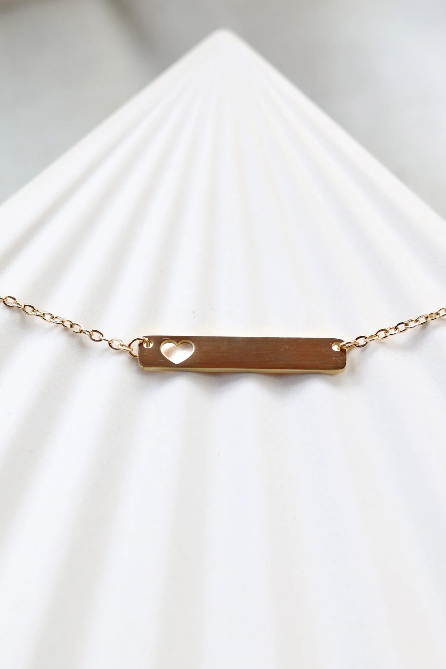 Collier personnalisable avec plaque et cœur découpé en acier inoxydable doré, modèle Lisa.