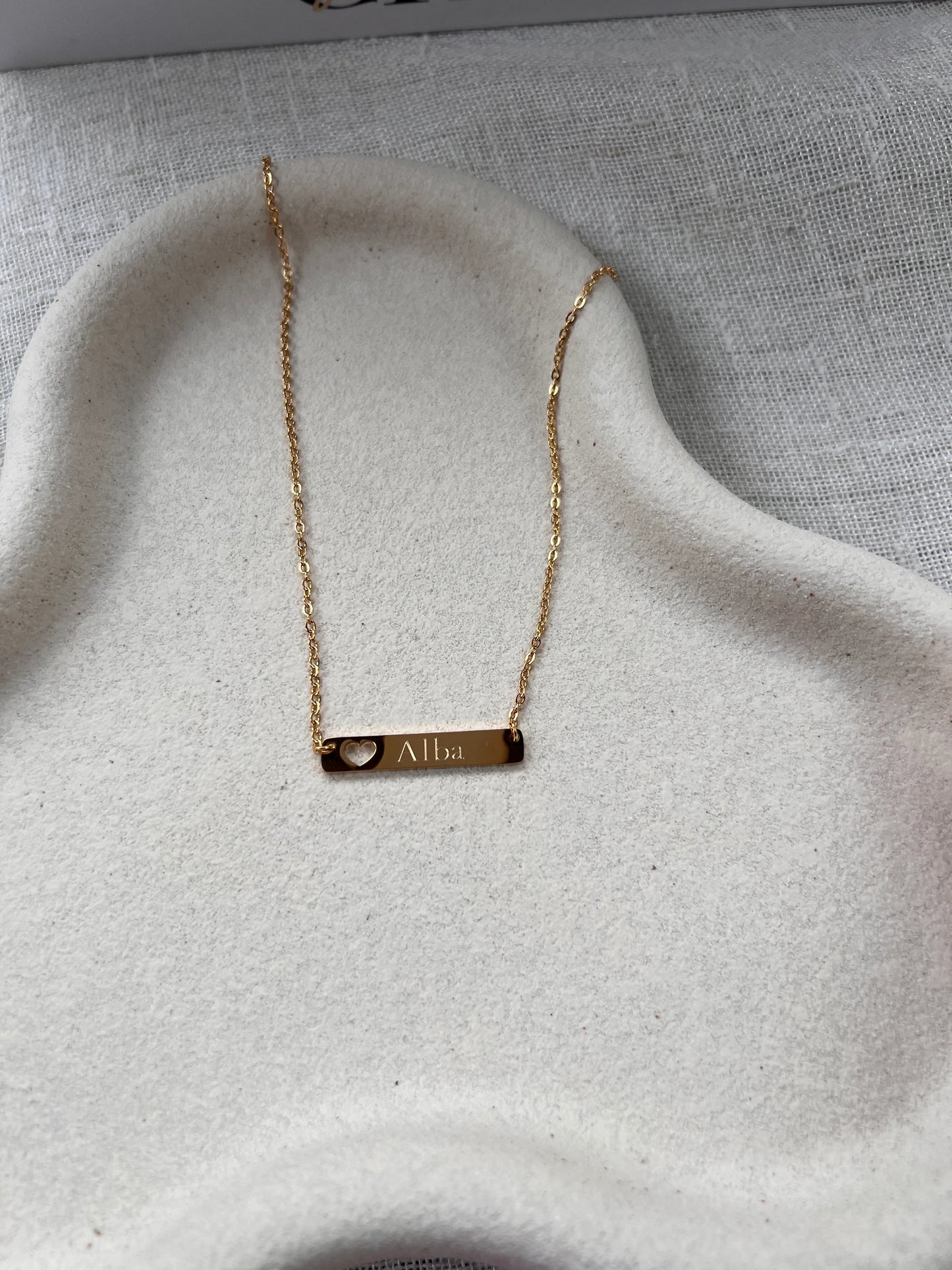 Collier personnalisable avec plaque et cœur découpé en acier inoxydable couleur doré, modèle Lisa.