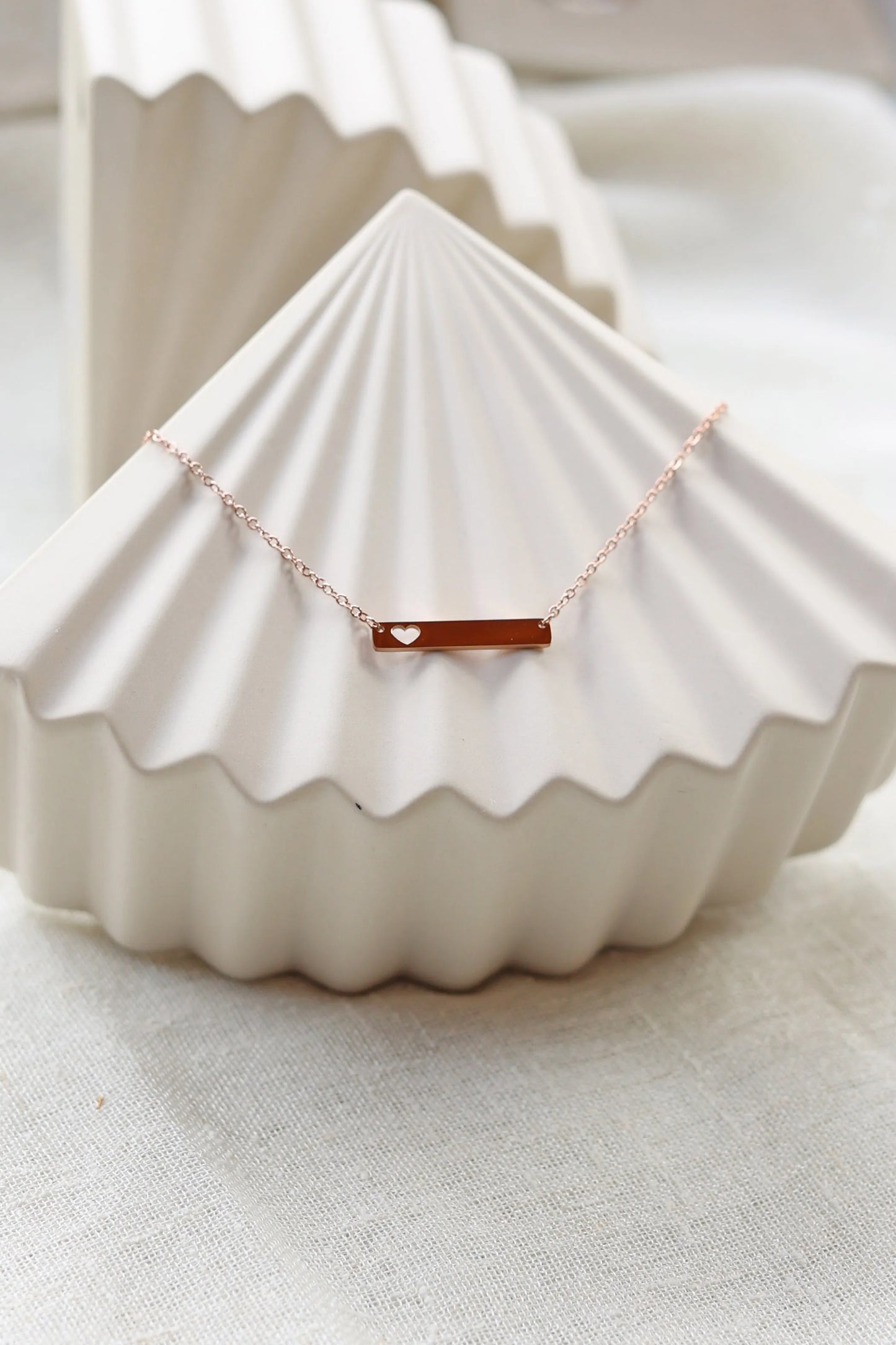 Collier personnalisable avec plaque et cœur découpé en acier inoxydable couleur or rose, modèle Lisa.