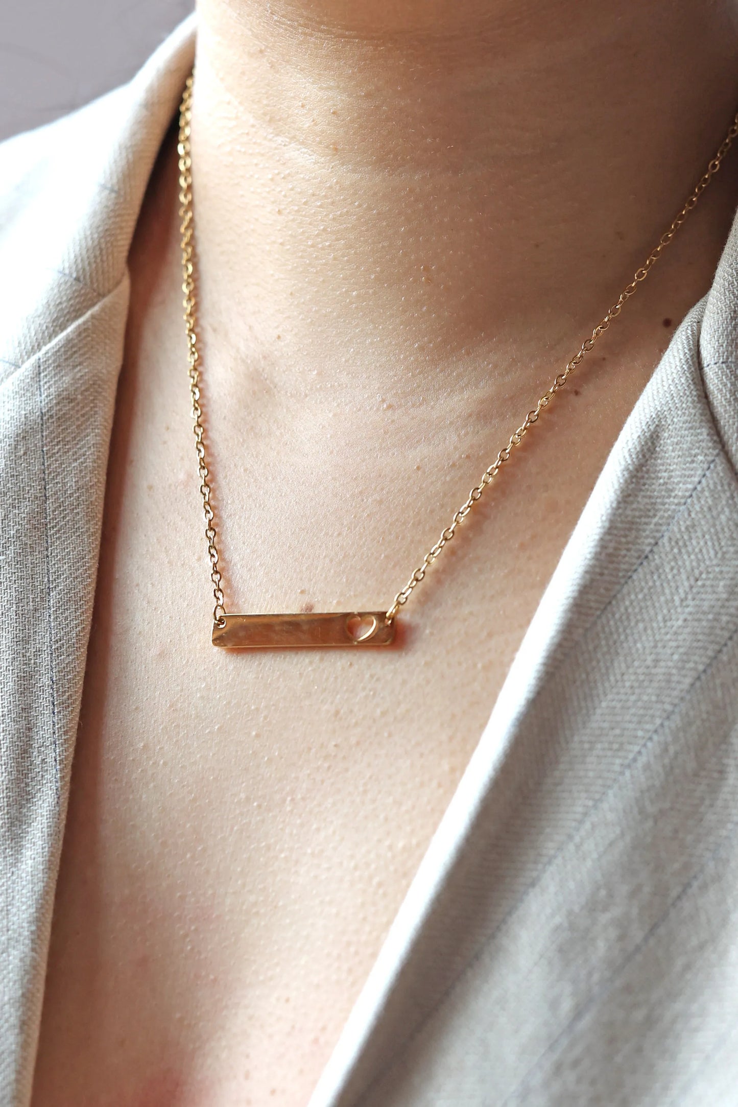 Collier personnalisable avec plaque et cœur découpé en acier inoxydable couleur doré, modèle Lisa.