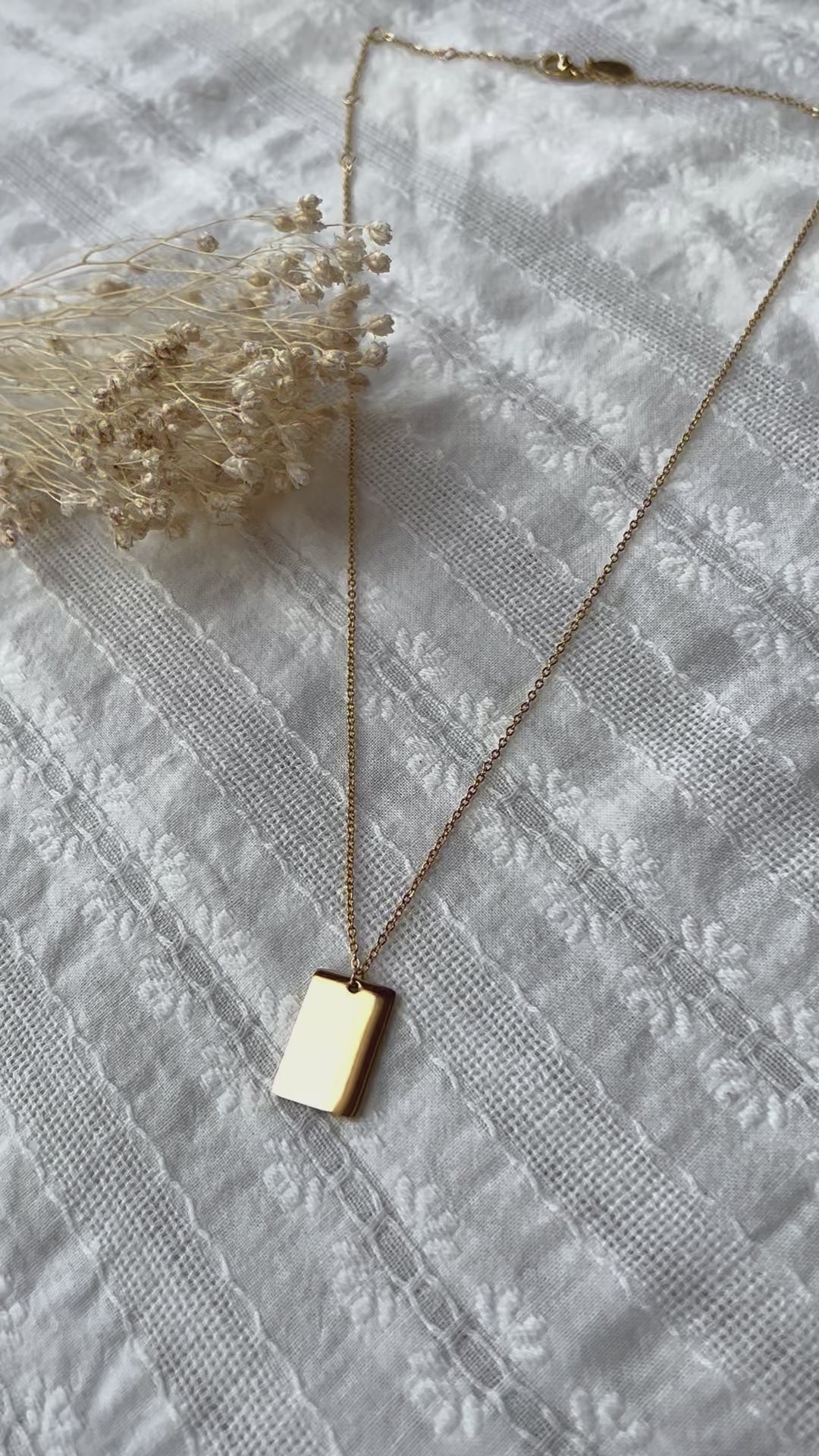 Collier médaille rectangle en acier inoxydable gravé MARGAUX doré