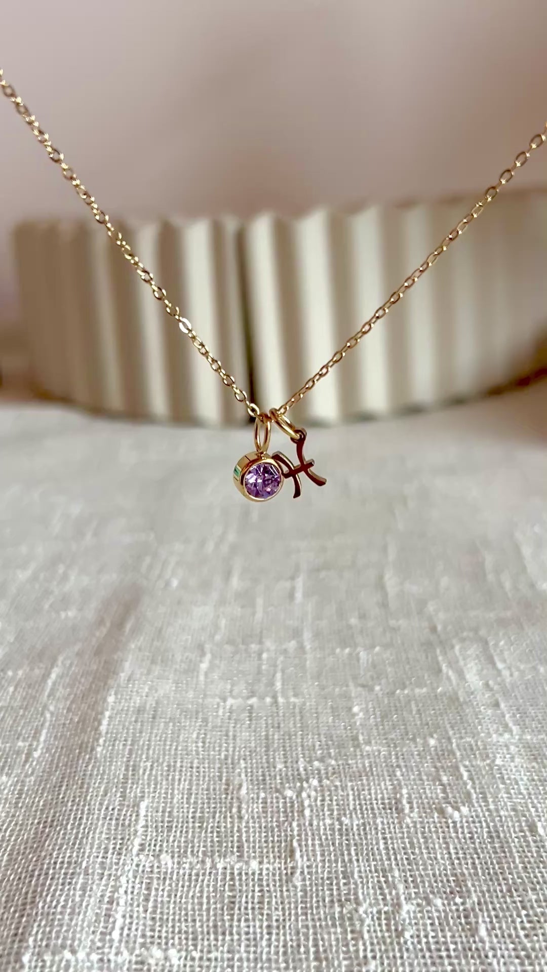 Collier ZOE doré en acier inoxydable avec signe du zodiaque et pierre de naissance, personnalisable pour un cadeau unique