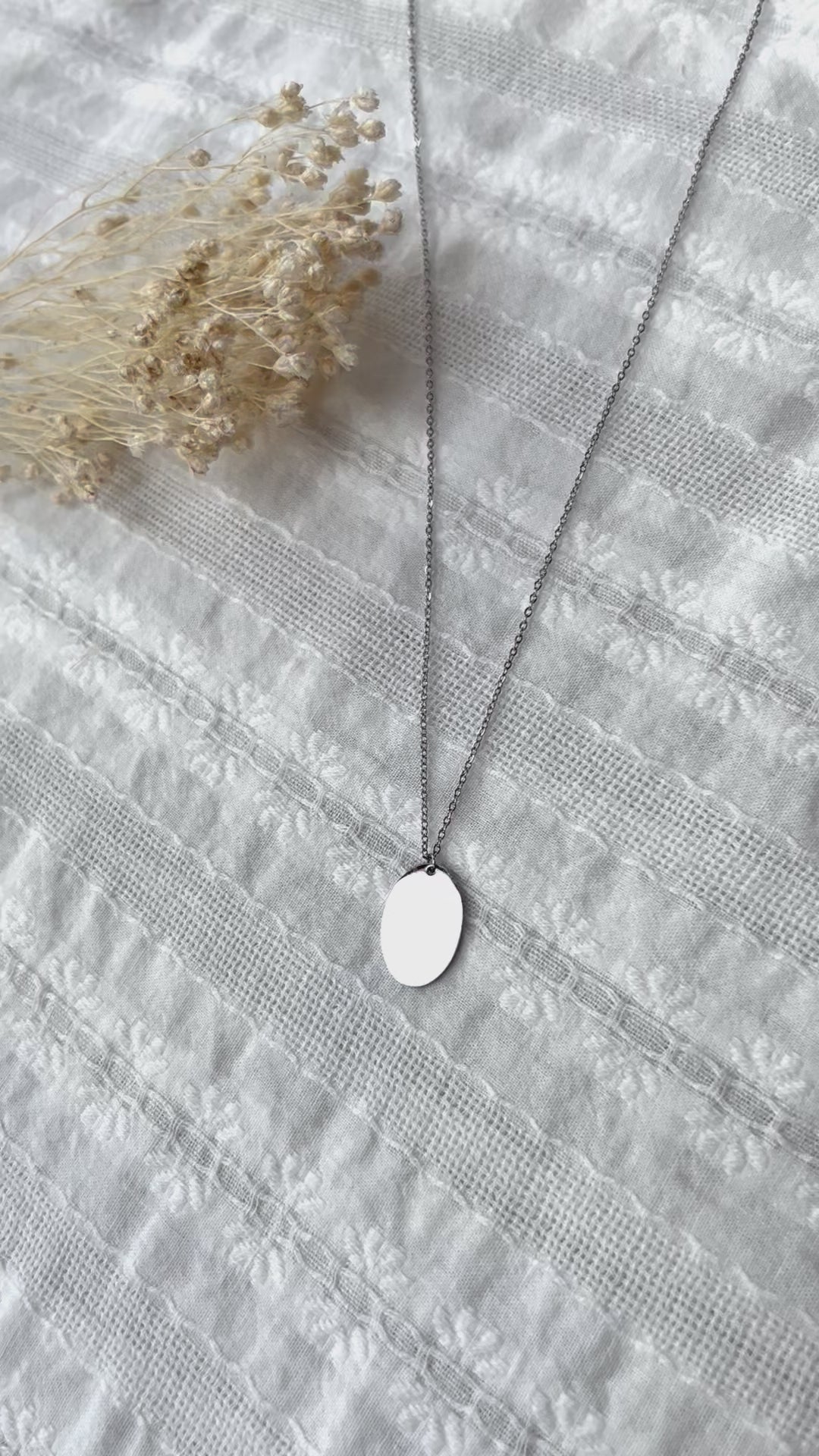 Collier médaille ovale en acier inoxydable argent personnalisable à graver MARGAUX