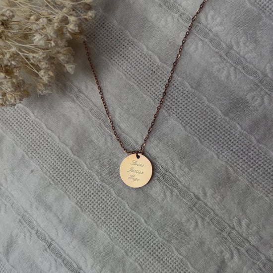 Collier médaille ronde personnalisée gravée CELIA en acier inoxydable doré