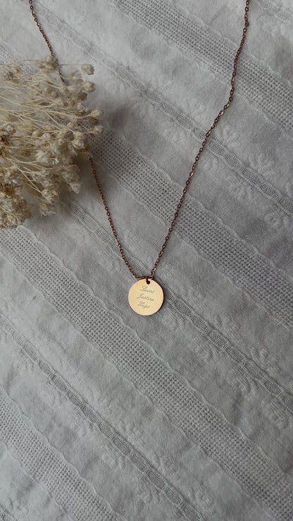 Collier médaille ronde personnalisée gravée CELIA en acier inoxydable doré